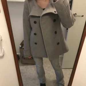 Kappa - Grå kappa från hm i storlek 38, vilket passar en xs/s! Säljer då den inte längre kommer till användning💓