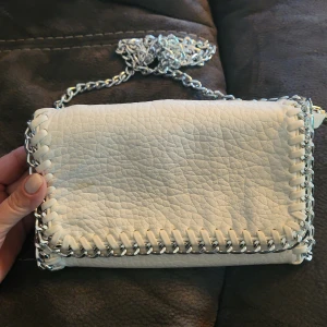 Tiamo väska - Jätte fina vita Tiamo väska, liten.