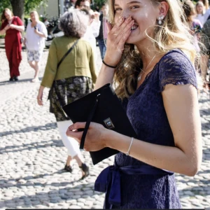 Balklänning  - En mörkblå balklänning i tjock spets med öppen rygg! Köpt på Bubbleroom.se men finns inte kvar på hemsidan. Använd endast en gång och köpt för runt 1200 kr😊  Storlek 34 (xs) men skulle även passa en 36 som jag är😊