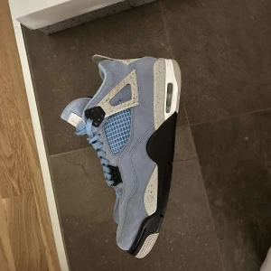 Jordan 4 University Blue  - Jordan 4 University Blue i kanon skick 9/10, storlek 42 och Goat verifikation finns med, samt box. Nypris ligger på ca 6600 sek. Bara o skriva vid frågor eller funderingar! :)