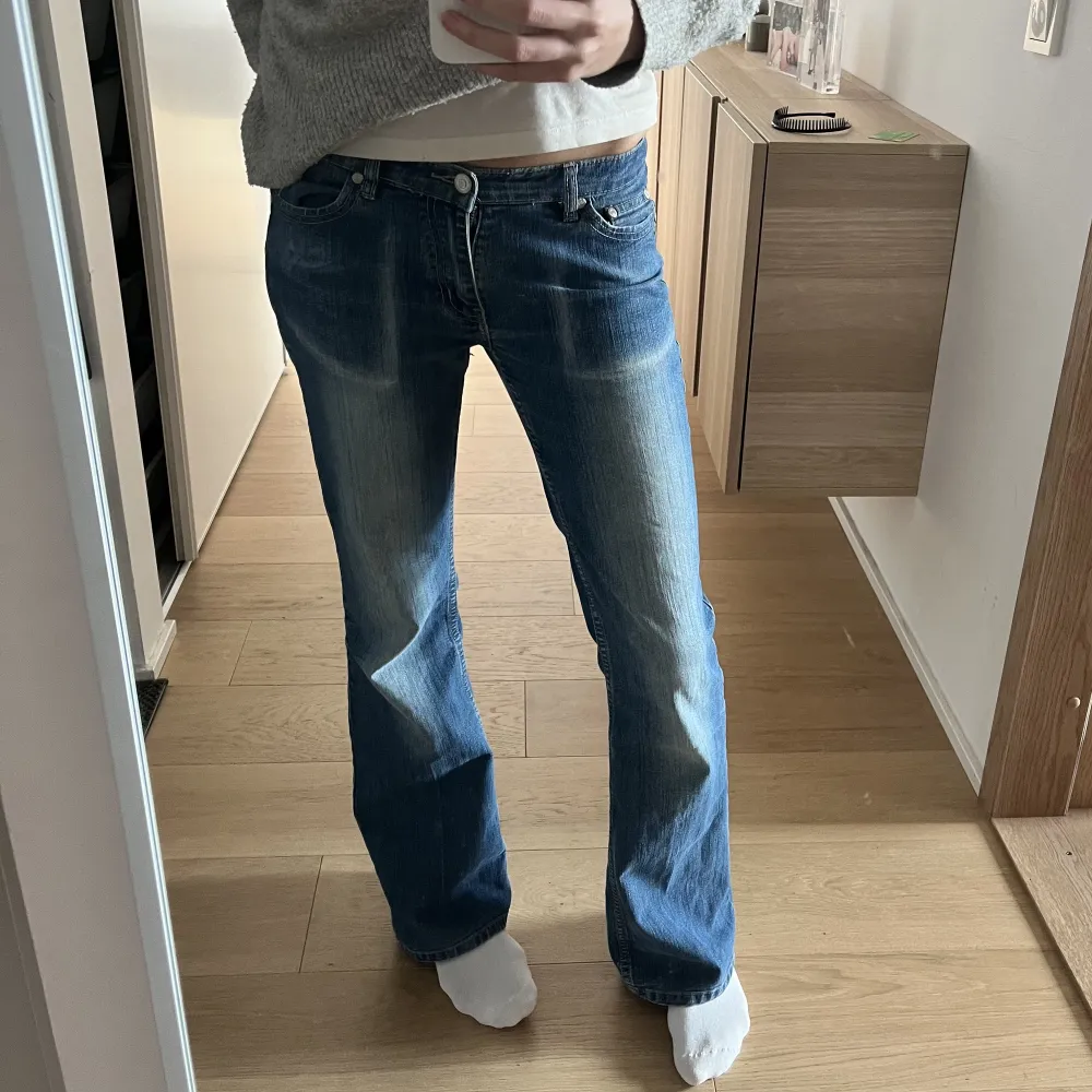 Snygga lågmidjade jeans i mycket bra skick! Midjemått: 76 cm! Köparen står för frakten!. Jeans & Byxor.