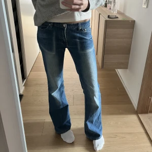 Lågmidjade Jeans - Snygga lågmidjade jeans i mycket bra skick! Midjemått: 76 cm! Köparen står för frakten!