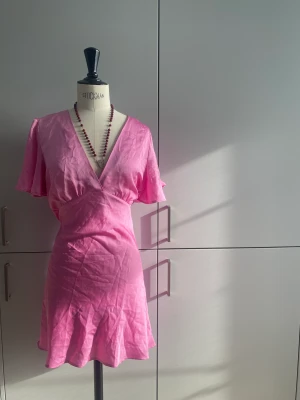 Rosa sidenklänning - Lätt och flowig rosa mini sidenklänning. Dm vid fler frågor