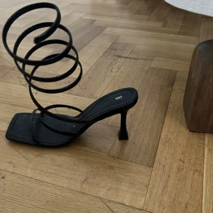 Klackar  - Populära svarta klackar från ZARA. Storlek 38 och är normala i storleken. 