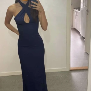 Klänning - Säljer min klänning, den är endast använd en gång och är i god skick.  Storleken är uk 4 (32) men kan passa en mindre 34a  Köpt för 39 pund vilket motsvarar ca 500kr 