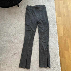 Byxor - Mjuka och stretchiga byxor med dragkedja framtill vid foten. Storlek 36