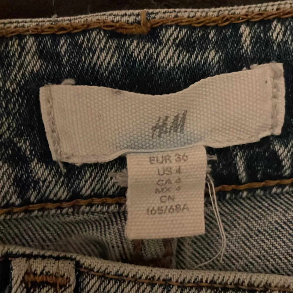 Säljer dessa High waist jeansen från H&M. Storlek 36 men passar även 38. Jag har gjort hål och satt in ett snöre för att det var lite stora i midjan. Om man inte vill ha snöat är det bara att är det ute det. Hör av dig om fler bilder.Priset kan diskuteras. Jeans & Byxor.