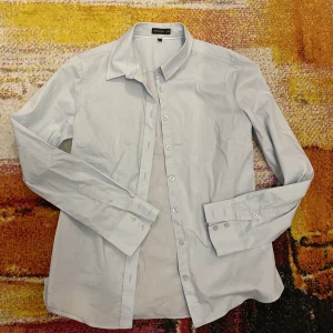 Blå skjorta från Stockholm LM - Super gullig blå skjorta från Stockholm som jag säljer då den blivit för liten :/ Använd 1-2 gånger, så är i bra skick. Skriv gärna vid intresse!❤️