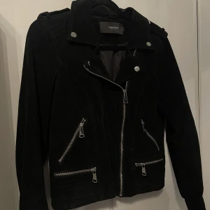 Svart ”mockajacka” - Fake mocka jacka från Vero Moda. Jättefint skick. 