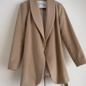 Jacka Chiara Forthi - Beige jacka i väldigt fint skick, använd ett fåtal gånger. Storlek 36.  Skriv till mig vid intresse!