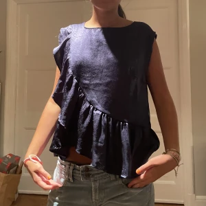 Blå skimrig topp!!💎💙 - Superfin blå topp med volanger!!! Mycket bra skick Jättefin till utgång med najs underdel Storlek M