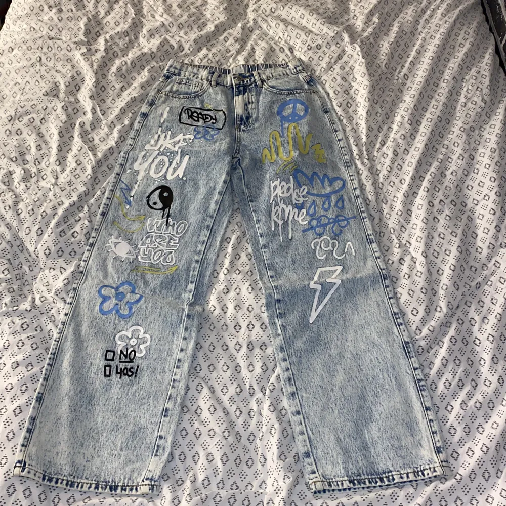 Säljer mina Jeans från Shien då de var så små att jag ej fick på mig dem. Väldigt mjukt och skönt material och trycken på benen verkar väldigt bra så de kommer nog inte gå bort så lätt i tvätten. Skriv för fler bilder 💕. Farkut & Housut.