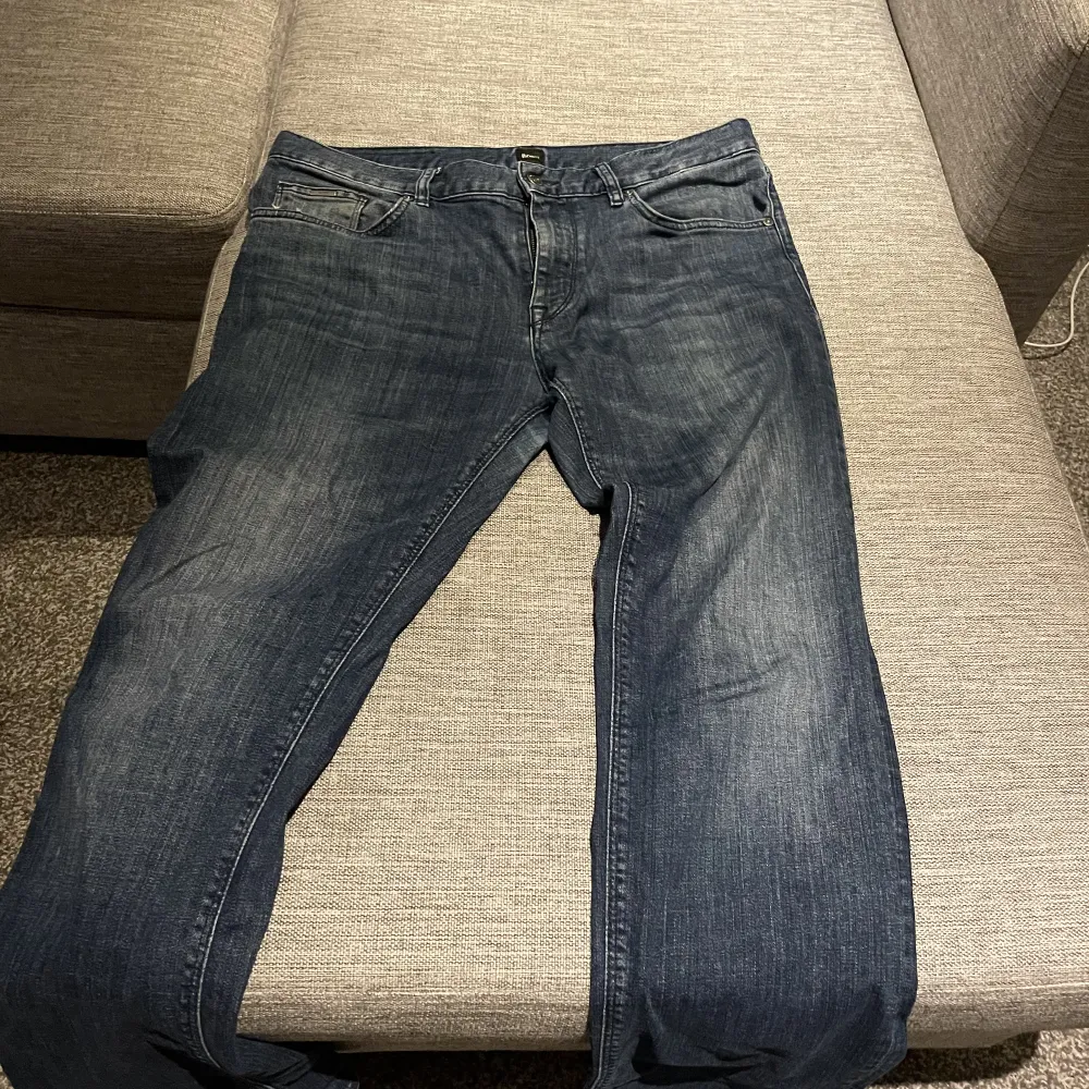 Säljer ett par Hugo boss jeans storlek 32/32 . Jeans & Byxor.