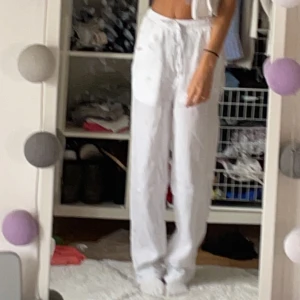 linnebyxor  - Vita linnebyxor från chelsea köpta på Zalando. Passar någon runt 165 eller kortare.