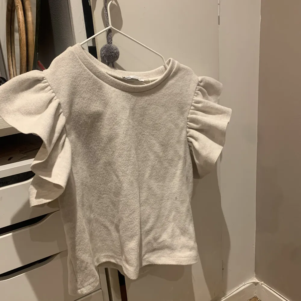Jätte gullig tröja ifrån Zara, andvänd 1 gång, skriv privat för fler bilder!❤️. Neuleet.