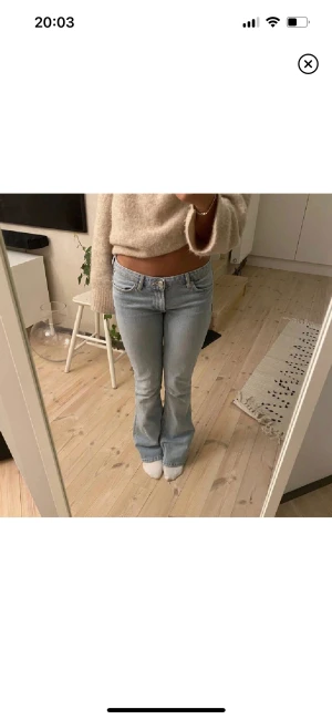Zara lågmidjade jeans - Säljer dessa jätte populära och snygga jeans från Zara!! Slutsålda på hemsidan!! Hör av er vid frågor eller intresse!!!💙har bud på 440