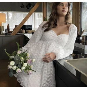 Vit studentklänning - Säljer denna söta klänningen från nakd, helt slutsåld. Helt ny med lapp kvar, finns i storlek 40. Hör av dig om du är intresserad eller har någon fråga!🥰