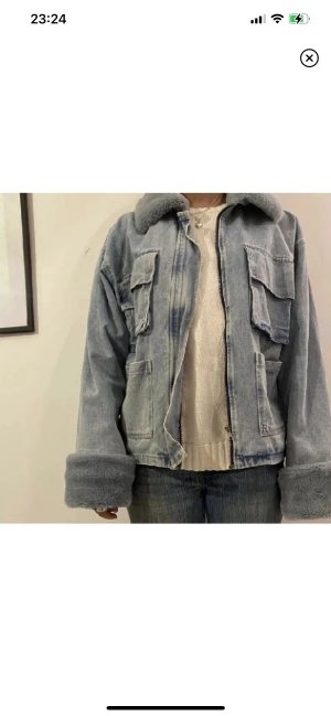 boohoo jacka - lägger ut igen för de e väldigt många intresserad och vill höja priset lite därav de men de gick inte vill byta mot en disign by si kappa ( många intresserad så direkt pris är 900)