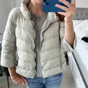 Trekvartsärmad dunjacka! - Så snygg jacka med trekvartsärm perfekt till våren❤️ Beige/grå färg 