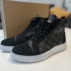 Louis Vuitton  - Säljer par äkta LV skor kartong är borttappad i flytt. Skorna är superfina. Storlek 42