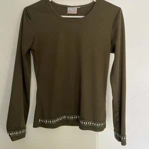 grön tröja - grön tröja i storlek m men skulle säga att den passar alla från medium och ner. Från cosmos jeans men jag köpte den second hand. 50kr+frakt