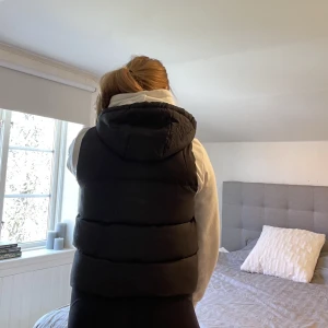 Svart väst storlek L - En superfin väst som endast är använd 2 gånger pågrund av att den glömts bort! ✨ Är i storlek L men är liten i passform och har en luva. Nypris 600kr!