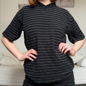 Randig t-shirt  - Säljer denna randiga, lite tjockare t-shirt i storlek M😊