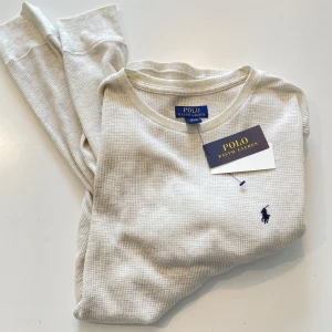 Polo Ralph Lauren tröja - Jättefin skön tunn stickad tröja från Ralph Lauren. Helt oanvänt och i perfekt skick. Köptes för 1500kr. Det går att träffas upp eller postas :)