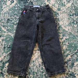Big boys - Ett par riktigt baggy big boys lite trasiga runt hälen men kan se snyggt ut säljer för de inte kommer till användning. Nypris 1300