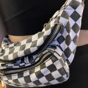 Väska från Brandy Melville - Rutig liten väska från Brandy Melville 