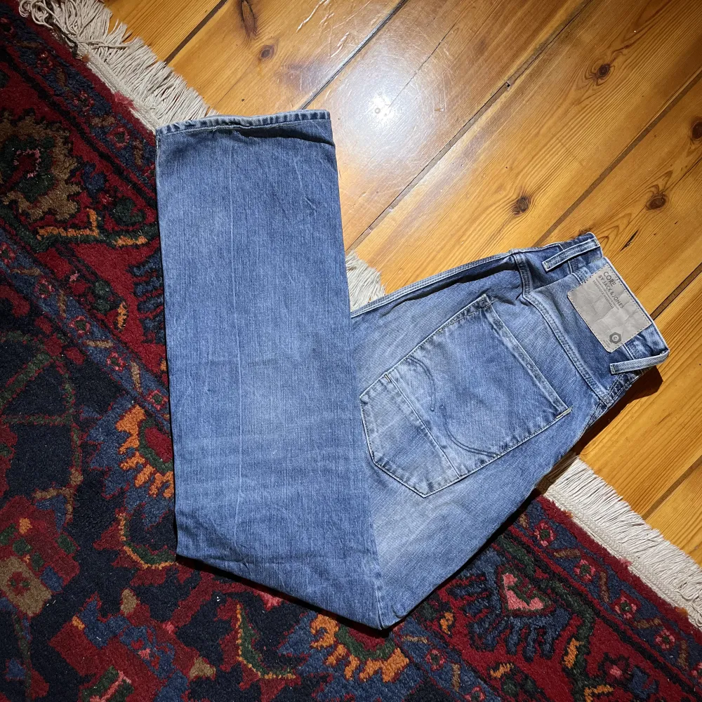 Ljusblå Jack & Jones jeans med coola detaljer😍 Innerbenslängd: 90cm  Dom är insydda i midjan!. Jeans & Byxor.