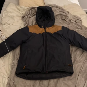 Peak Performance  - Säljer min gamla peak jacka  Den är använd så det är därför den är billig, pris kan diskuteras 