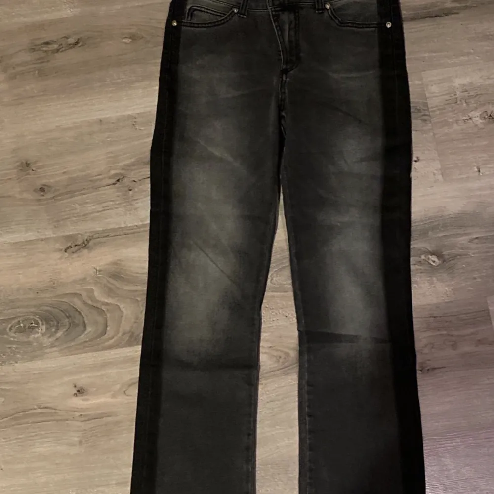 Svarta mid rise jeans med lite bootcut. Har inte använt så mycket då den va lite för liten för mig💗. Jeans & Byxor.