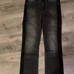 Svarta mid rise jeans med lite bootcut. Har inte använt så mycket då den va lite för liten för mig💗