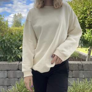 Oversized sweatshirt från ginatricot i typ offwhite/ beige. Ganska välanvänd, men i väldigt fint skick skulle jag säga💗