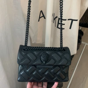 Kurt Geiger väska - Lägger upp igen pga oseriös köpare!💗Säljer denna super fina Kurt Geiger väskan i nyskick utan defekter! Man kan välja själv hur man vill ha bandet så den är jätte smidig! Dustbag medföljer💗