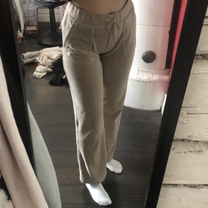 Juicy byxor - Hej!💞 har blivit sugen på att byta mina beiga juicy byxor mot någon annan färg i storlek S. Dessa beiga är i storlek S o i fint skick💞skriv om ni är sugna på att kanske byta, är öppen för alla färger förutom bruna då jag redan har ett par💞