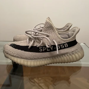 Yezzys för bra pris. - Säljer mina ovanliga yezzys för 2400kr då de inte går att få tag i nu. Säljer för jag är sponsrad av Adidas.