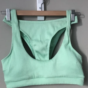 Bikini - Bikini i strl S, endast provad och såklart tvättad! Det finns vaddering i kuporna 🤍 Möts helst upp i Sthlm/Nacka 😚