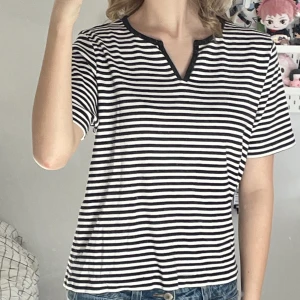 T-shirt med svarta ränder - en söt kortärmad tröja jag har thriftat i USA!! aldrig använt den :)