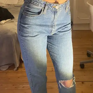 Säljer dessa super snygga jeans Har spritsat upp dom där nere för jag tyckte de var för korta. Har även spritsat bort en liten triangel som satt på runpan innan som lämnade kvar ett märke som ni ser på sista bilden❤️