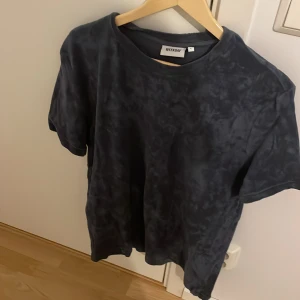 Blå T shirt - Säljer min blå T shirt storlek L bra skick knappt använt 