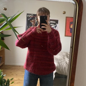 Röd stickad vintage tröja  - Röd/randig stickad tröja köpt vintage i Köpenhamn, väldigt varm! 