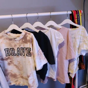 5 fina t-shirts - Jag säljer 5 superfina t-shirts för ett bra pris, de är i bra skick och har bara använts några fåtal gånger, de ser jätte skrynkliga ut men de stryks innan de skickas 💗 hoppas ngn är intresserad 🤗