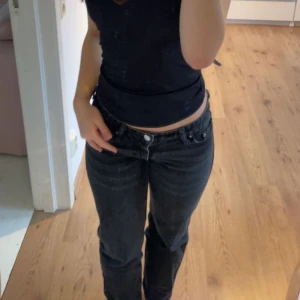 Weekday Arrow Jeans - Säljer mina favoritjeans pga att de inte passar mig längre. De passar till allt och är väldigt sköna, tyvärr även slutsålda överallt i just denna färg🙌🏼🙌🏼