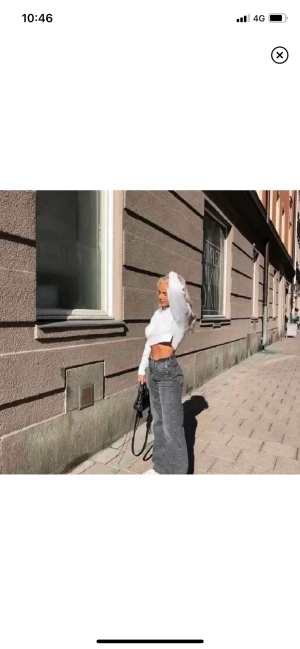 Zara jeans - Säljer de populära Zara jeansen i storlek 38, köptes här på Plick men var fel storlek tyvärr. Är 175 och är nere vid hälen på mig, går såklart att klippa av om man vill ha kortare. Köpte för 400kr ✨✨💕🥰