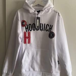 Helt oanvänd vit hoodrich hoodie, beställde fel färg därför säljer jag den, köpte för 800 på jd sports, säljer för 700+frakt 