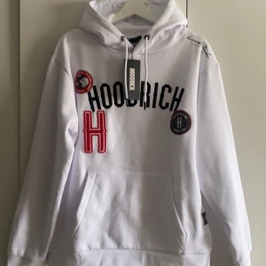 Hoodrich hoodie  - Helt oanvänd vit hoodrich hoodie, beställde fel färg därför säljer jag den, köpte för 800 på jd sports, säljer för 700+frakt 