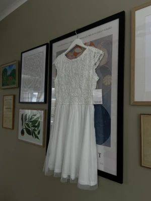 Studentklänning  - Oanvänd studentklänning som var min backup förra året! Endast provad. Öppen rygg och väldigt bra gjord! Sömmarna är 👌🏼👌🏼, köpt för 699kr, mitt pris 450kr. För fler bilder skicka privat!💕