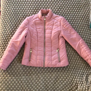 Vårjacka - Rosa jacka i nyskick, storlek M, pris 50 kr + frakt 🫶🏼